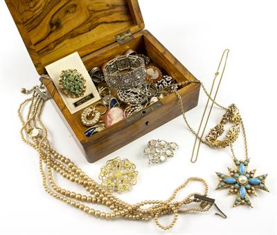 Lot 568 - A QUANTITY OF JEWELLERY