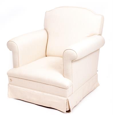 Lot 582 - A WHITE LINEN UPHOLSTERED ARMCHAIR