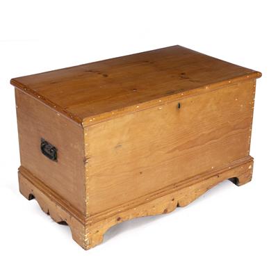 Lot 593 - AN EARLY TO MID 20TH CENTURY PINE BLANKET BOX