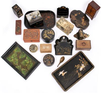 Lot 621 - A COLLECTION OF ANTIQUE AND VINTAGE CHINOISERIE AND LACQUERED TRAYS