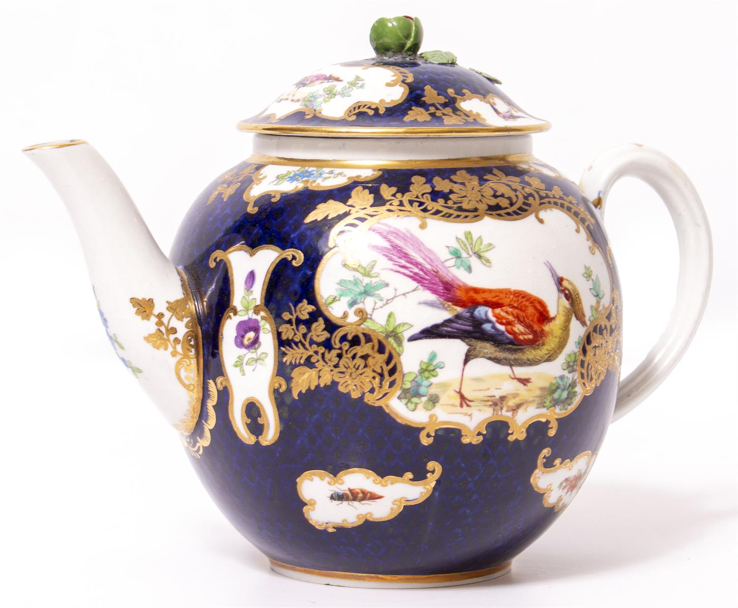 Lot 643 - A WORCESTER PORCELAIN TEAPOT