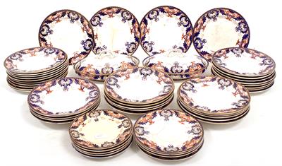 Lot 721 - A SELECTION OF VINTAGE ROYAL CROWN DERBY IMARI PATTERNED PART DINNER SERVICE