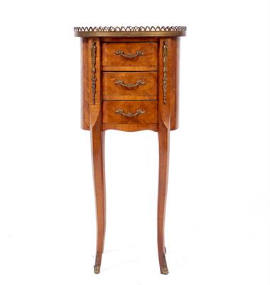 Lot 786 - A FRENCH OVAL WALNUT GUERIDON