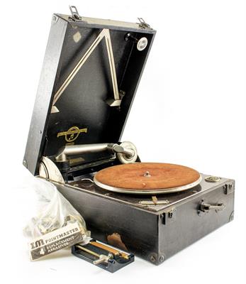 Lot 801 - A COLUMBIA GRAMOPHONE COMPANY PORTABLE GRAMOPHONE