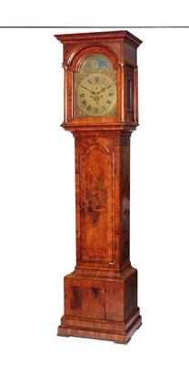 Lot 29 - AN 18TH CENTURY WALNUT 8 DAY LONGCASE CLOCK the 14 brass break arch dial with Roman chapter ring"