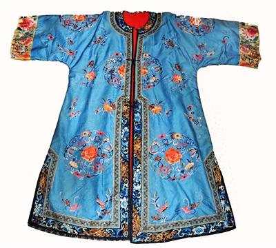 Lot 70 - AN EARLY 20TH CENTURY CHINESE BLUE SILK THREAD ROBE