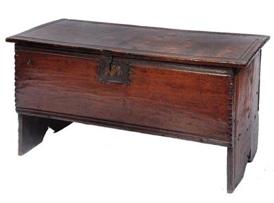 Lot 72 - A LATE 17TH/EARLY 18TH CENTURY OAK SIX PLANK COFFER