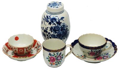 Lot 101 - AN 18TH CENTURY WORCESTER BLUE AND WHITE OVOID JAR AND COVER