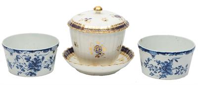 Lot 106 - A PAIR OF 18TH CENTURY WORCESTER BLUE AND WHITE PORCELAIN BUTTER TUBS