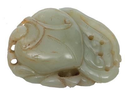 Lot 125 - AN EASTERN CARVED JADE PENDANT