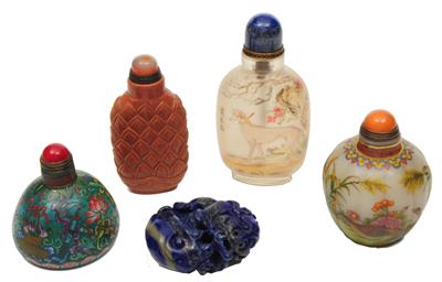 Lot 126 - A CHINESE REVERSE PAINTED SCENT BOTTLE depicting a dog beneath a flowering tree