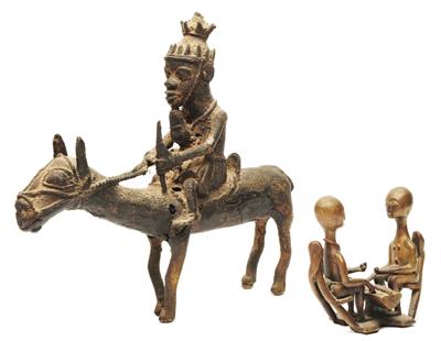 Lot 189 - AN AFRICAN CAST AND BRONZED METAL FIGURE
