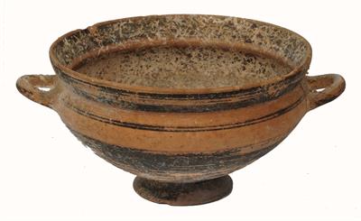 Lot 190 - AN ETRUSCAN TWO HANDLED POTTERY BOWL of tapering form with black banded decoration