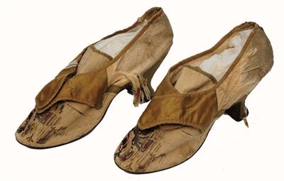 Lot 191 - A PAIR OF LATE 18TH/EARLY 19TH CENTURY LEATHER AND PALE GREEN SILK LADIES HEEL SHOES with