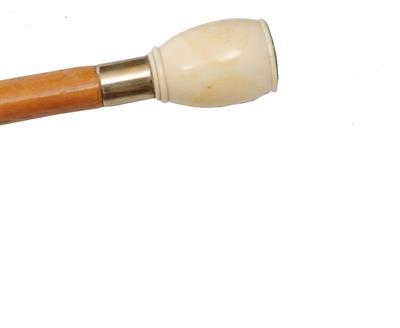 Lot 214 - A LATE 19TH/EARLY 20TH CENTURY MALACCA WALKING CANE