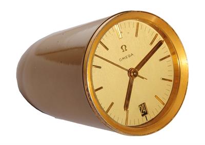 Lot 228 - AN OMEGA GILT METAL CASED 'ROCKET LINE' DESK TIMEPIECE