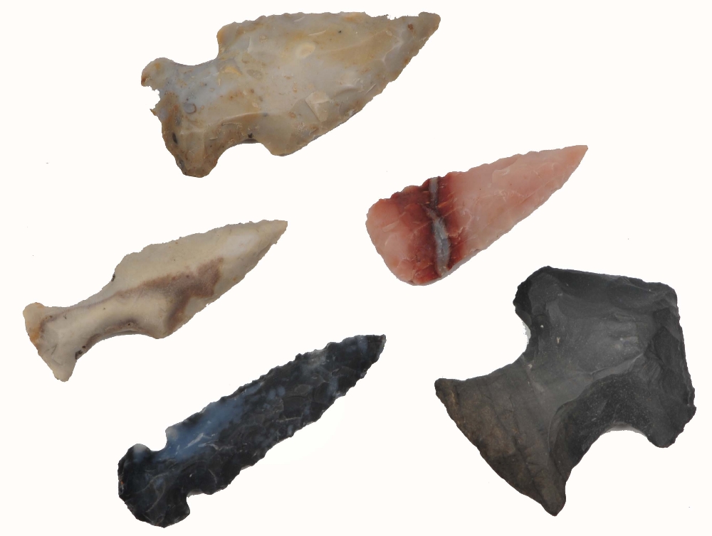 Lot 261 - FIVE NATIVE AMERICAN INDIAN FLINT ARROWHEADS including two obsidian and one pink flint