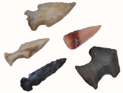 Lot 261 - FIVE NATIVE AMERICAN INDIAN FLINT ARROWHEADS including two obsidian and one pink flint