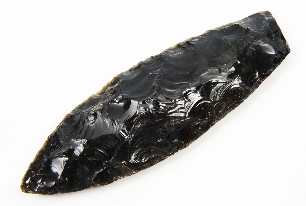 Lot 264 - A BLACK OBSIDIAN FLINT KNIFE from South West Africa or Mexico 13cm long