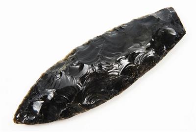 Lot 264 - A BLACK OBSIDIAN FLINT KNIFE from South West Africa or Mexico 13cm long