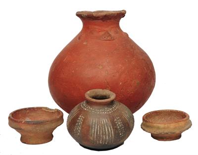 Lot 352 - A GROUP OF FOUR PIECES OF COSTA RICA POTTERY TO INCLUDE: a large terracotta baluster vessel