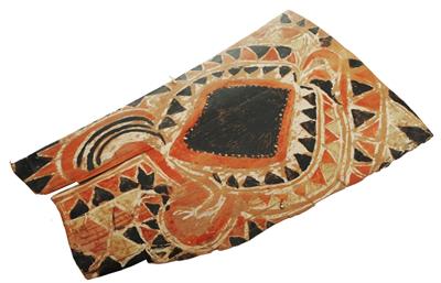 Lot 384 - A NEW GUINEA MAPRIK BARK PAINTING depicting a stylised bird in black