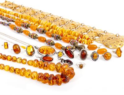 Lot 18 - A QUANTITY OF AMBER