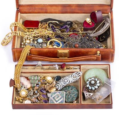 Lot 29 - A COLLECTION OF COSTUME JEWELLERY