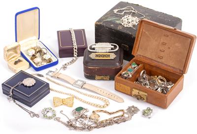 Lot 31 - A QUANTITY OF SILVER AND WHITE METAL JEWELLERY