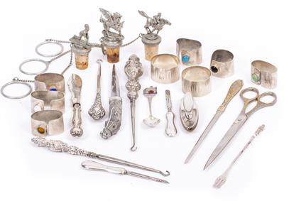 Lot 32 - A QUANTITY OF SILVER AND SILVER PLATE ETC