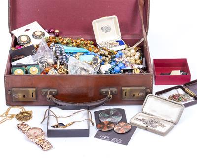 Lot 33 - A VINTAGE SUITCASE AND CONTENTS