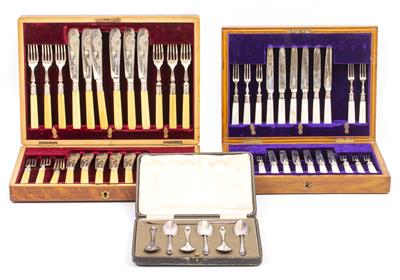 Lot 39 - AN OAK CASED CANTEEN OF DESSERT KNIVES AND FORKS