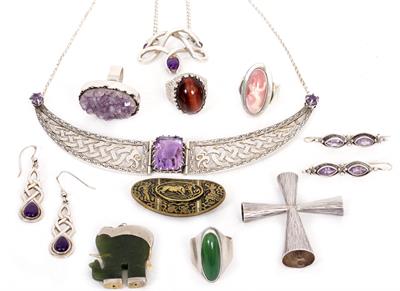 Lot 53 - A COLLECTION OF SILVER AND COSTUME JEWELLERY
