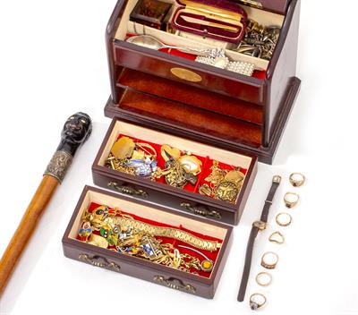 Lot 58 - A QUANTITY OF JEWELLERY