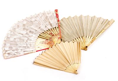 Lot 61 - A 19TH CENTURY IVORY FAN