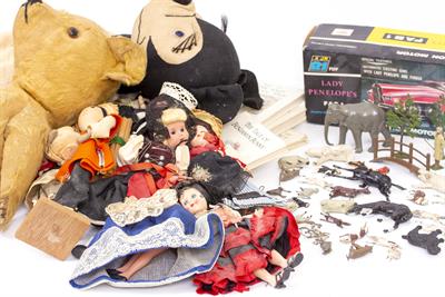 Lot 64 - A COLLECTION OF VINTAGE STUFFED TOYS AND GAMES
