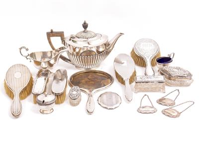 Lot 70 - A SILVER TEAPOT