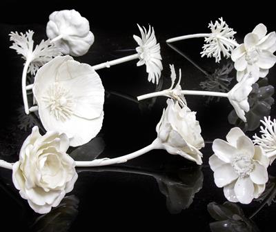 Lot 77 - A COLLECTION OF CONTINENTAL PORCELAIN FLOWERS