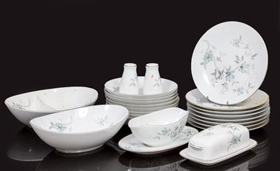 Lot 80 - A NORITAKE LORENE PATTERN DINNER SERVICE