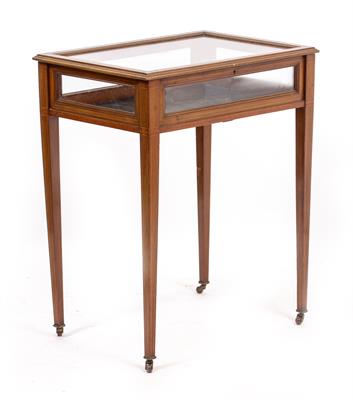 Lot 84 - AN EDWARDIAN MAHOGANY AND SATINWOOD INLAID BIJOUTERIE TABLE
