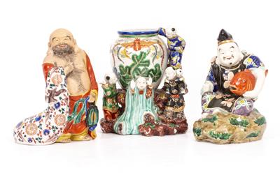 Lot 91 - A CHINESE FAMILLE VERTE PORCELAIN FIGURAL GROUP VASE