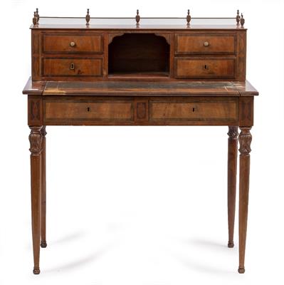 Lot 139 - AN EDWARDIAN WALNUT WRITING DESK