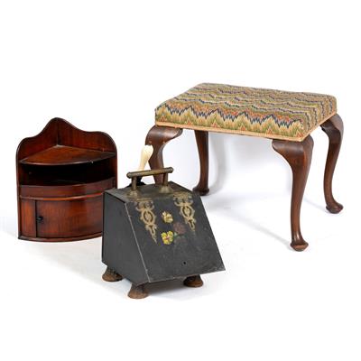 Lot 149 - A VICTORIAN MAHOGANY TAPESTRY UPHOLSTERED FOOTSTOOL