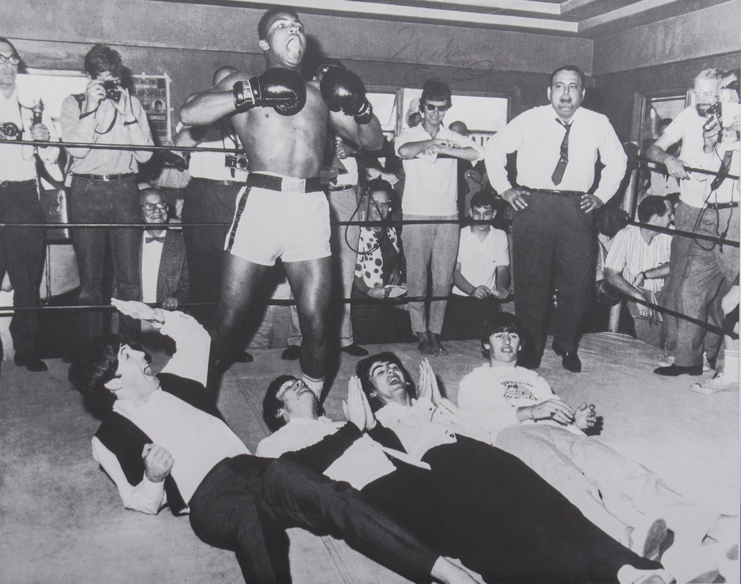 Lot 216 - A MUHAMMAD ALI SIGNED PHOTOGRAPH