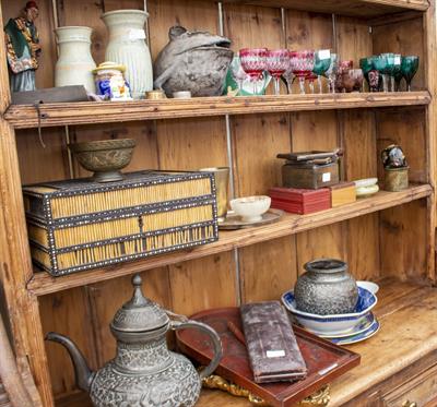 Lot 242 - A COLLECTION OF CERAMICS AND GLASSWARE