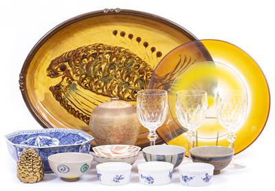 Lot 270 - A COLLECTION OF STUDIO POTTERY AND GLASS
