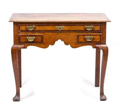 Lot 284 - A GEORGE III OAK LOW BOY