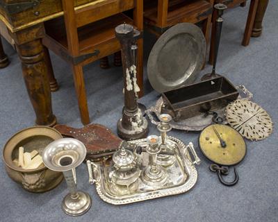 Lot 322 - AN ANTIQUE PEWTER CHARGER