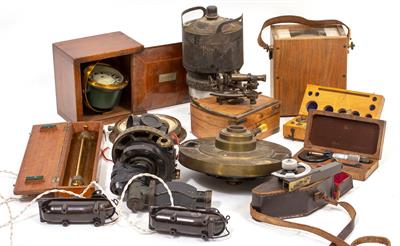Lot 385 - A SMALL COLLECTION OF ENGINEER'S TOOLS AND EQUIPMENT