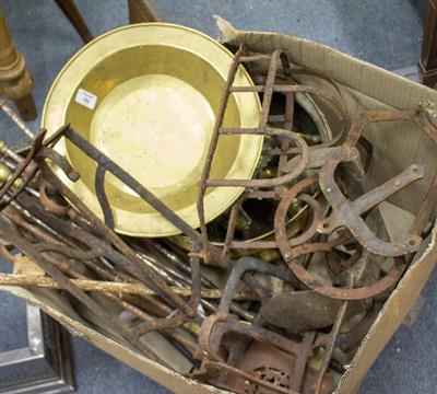 Lot 386 - A QUANTITY OF METALWARE